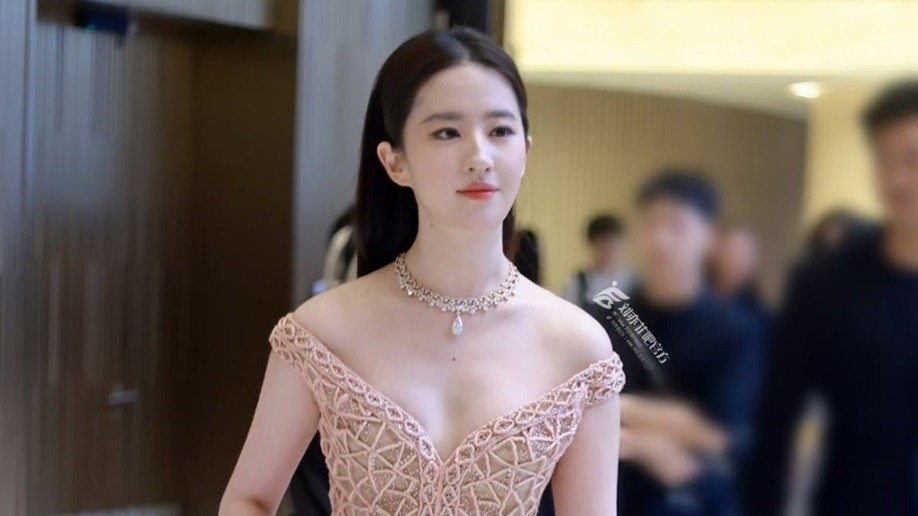 Dự liên hoan phim truyền hình, Lưu Diệc Phi ngọt ngào diện đầm Elie Saab thêu hoa