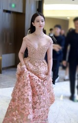 Dự liên hoan phim truyền hình, Lưu Diệc Phi ngọt ngào diện đầm Elie Saab thêu hoa