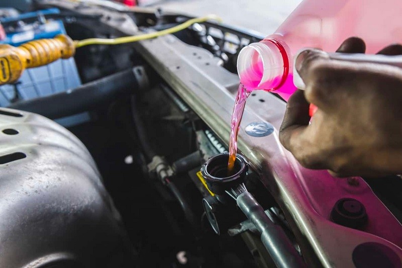 Nên kiểm tra nước làm mát thường xuyên Nên kiểm tra nước làm mát thường xuyên