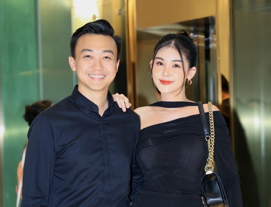 Vợ chồng Hoa hậu Lê Âu Ngân Anh dự tiệc cưới diễn viên Midu Vợ chồng Hoa hậu Lê Âu Ngân Anh dự tiệc cưới diễn viên Midu