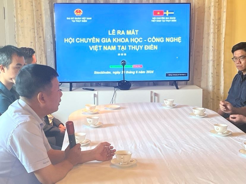 Đại sứ Việt Nam tại Thụy Điển Trần Văn Tuấn phát biểu tại Lễ ra mắt Hội. Đại sứ Việt Nam tại Thụy Điển Trần Văn Tuấn phát biểu tại Lễ ra mắt Hội.