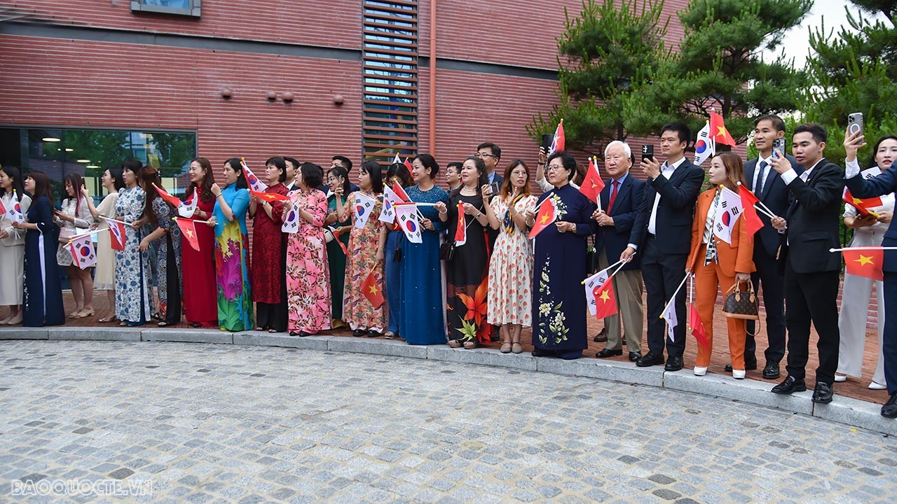 Cộng đồng người Việt Nam tại Hàn Quốc đóng góp lớn với chất lượng cao cho Tổ quốc và cho quan hệ song phương Cộng đồng người Việt Nam tại Hàn Quốc đóng góp lớn với chất lượng cao cho Tổ quốc và cho quan hệ song phương