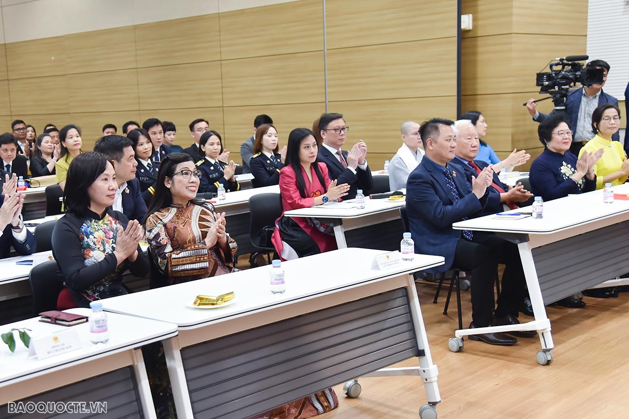 Cộng đồng người Việt Nam tại Hàn Quốc đóng góp lớn với chất lượng cao cho Tổ quốc và cho quan hệ song phương Cộng đồng người Việt Nam tại Hàn Quốc đóng góp lớn với chất lượng cao cho Tổ quốc và cho quan hệ song phương