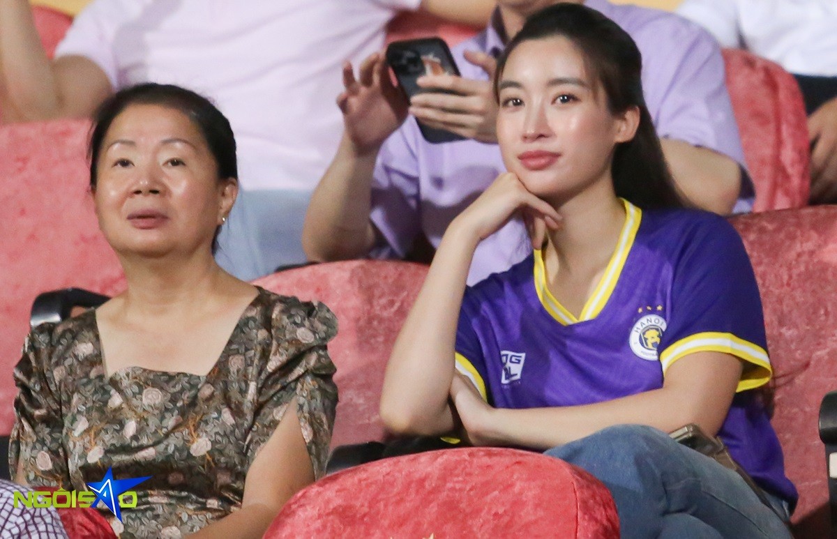 Hoa hậu Đỗ Mỹ Linh và chồng doanh nhân mừng CLB Hà Nội nhận huy chương đồng V-League 2023/24 Hoa hậu Đỗ Mỹ Linh và chồng doanh nhân mừng CLB Hà Nội nhận huy chương đồng V-League 2023/24