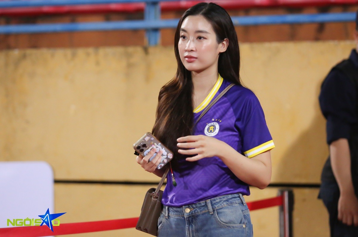 Hoa hậu Đỗ Mỹ Linh và chồng doanh nhân mừng CLB Hà Nội nhận huy chương đồng V-League 2023/24 Hoa hậu Đỗ Mỹ Linh và chồng doanh nhân mừng CLB Hà Nội nhận huy chương đồng V-League 2023/24