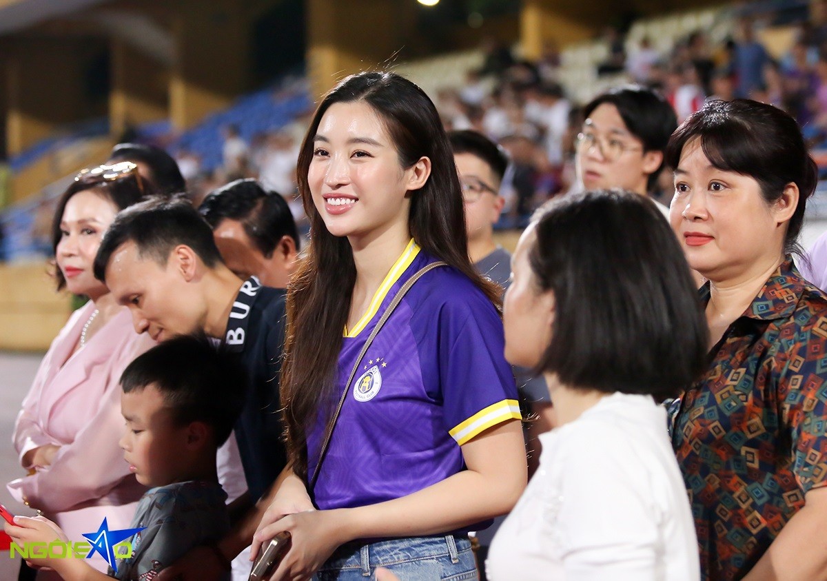 Hoa hậu Đỗ Mỹ Linh và chồng doanh nhân mừng CLB Hà Nội nhận huy chương đồng V-League 2023/24 Hoa hậu Đỗ Mỹ Linh và chồng doanh nhân mừng CLB Hà Nội nhận huy chương đồng V-League 2023/24