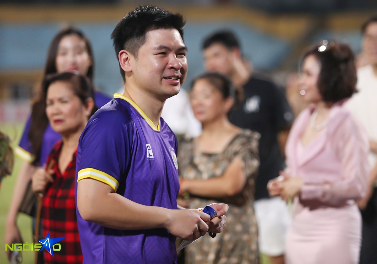 Hoa hậu Đỗ Mỹ Linh và chồng doanh nhân mừng CLB Hà Nội nhận huy chương đồng V-League 2023/24 Hoa hậu Đỗ Mỹ Linh và chồng doanh nhân mừng CLB Hà Nội nhận huy chương đồng V-League 2023/24