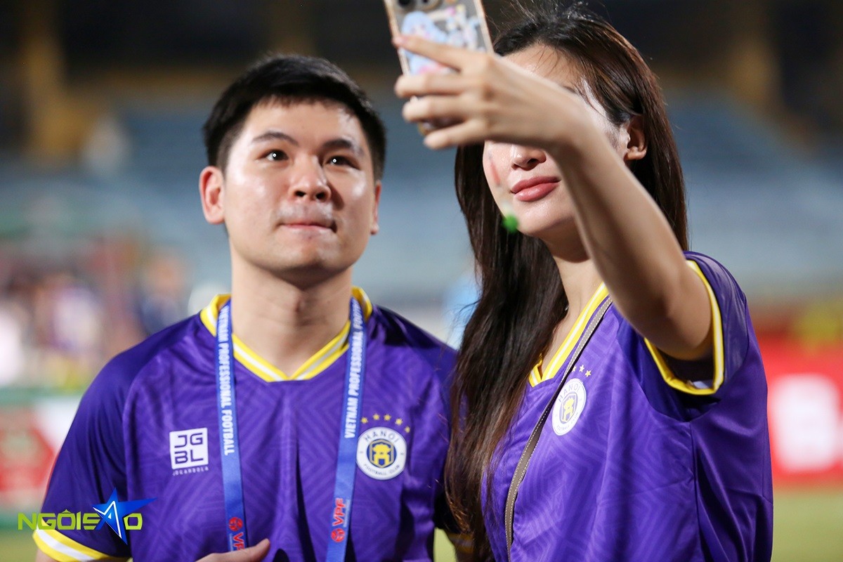 Hoa hậu Đỗ Mỹ Linh và chồng doanh nhân mừng CLB Hà Nội nhận huy chương đồng V-League 2023/24 Hoa hậu Đỗ Mỹ Linh và chồng doanh nhân mừng CLB Hà Nội nhận huy chương đồng V-League 2023/24
