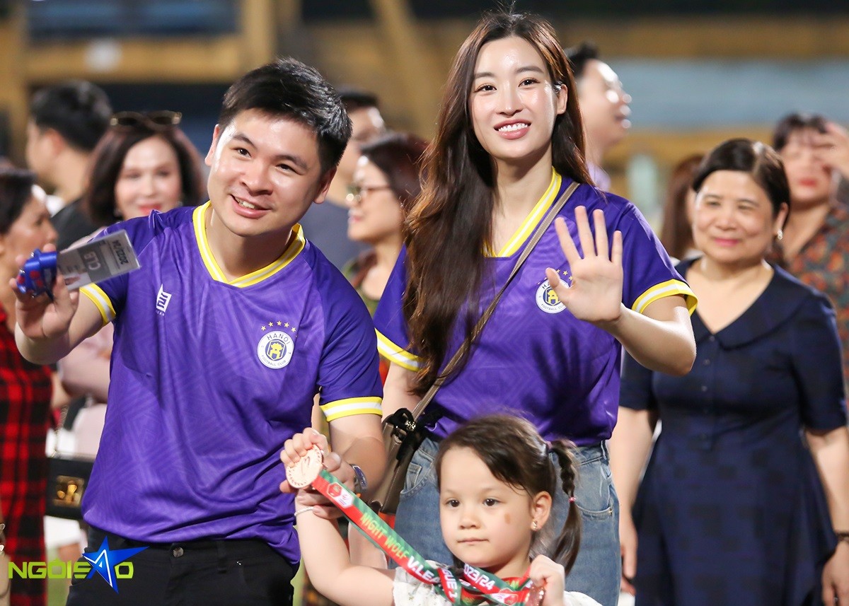 Hoa hậu Đỗ Mỹ Linh và chồng doanh nhân mừng CLB Hà Nội nhận huy chương đồng V-League 2023/24 Hoa hậu Đỗ Mỹ Linh và chồng doanh nhân mừng CLB Hà Nội nhận huy chương đồng V-League 2023/24