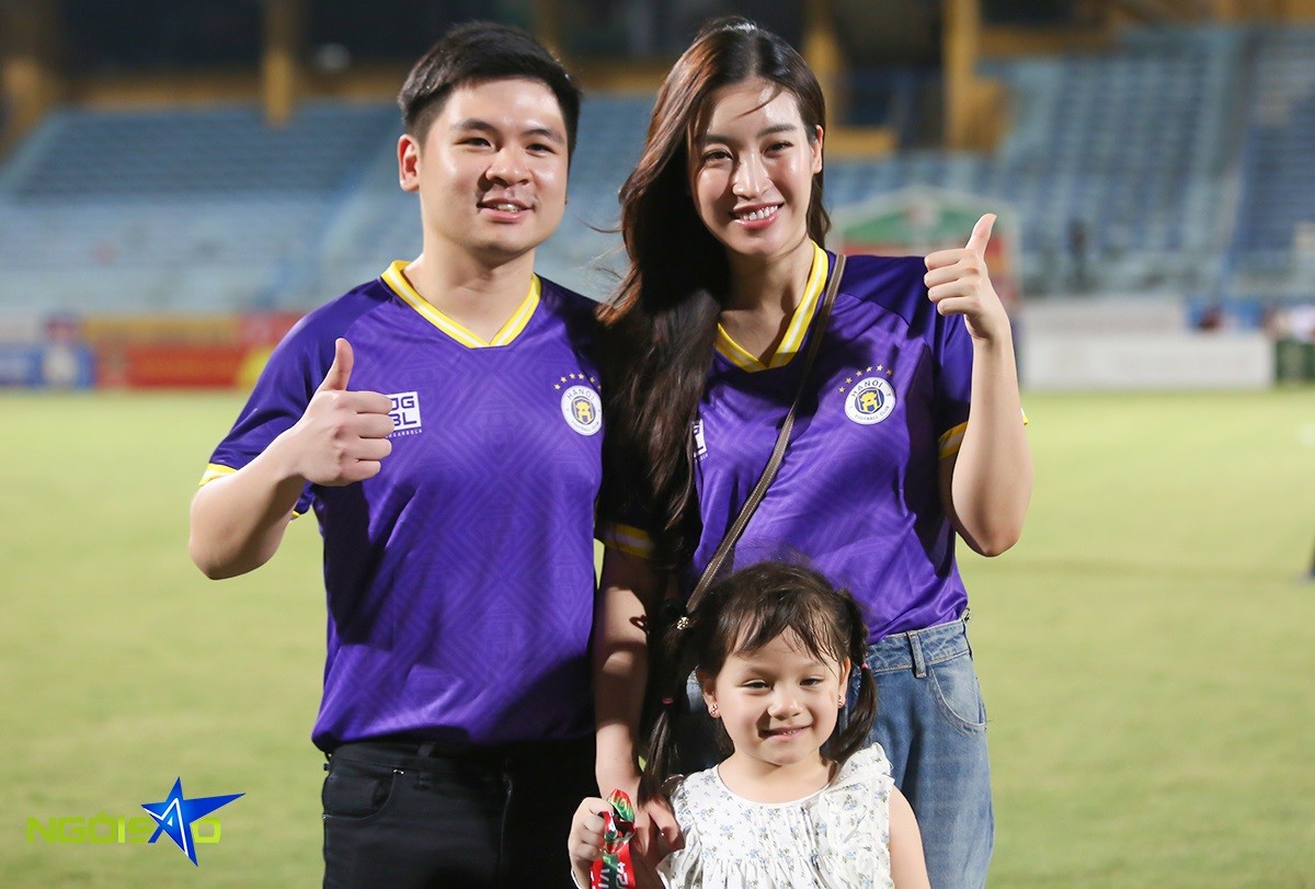 Hoa hậu Đỗ Mỹ Linh và chồng doanh nhân mừng CLB Hà Nội nhận huy chương đồng V-League 2023/24 Hoa hậu Đỗ Mỹ Linh và chồng doanh nhân mừng CLB Hà Nội nhận huy chương đồng V-League 2023/24