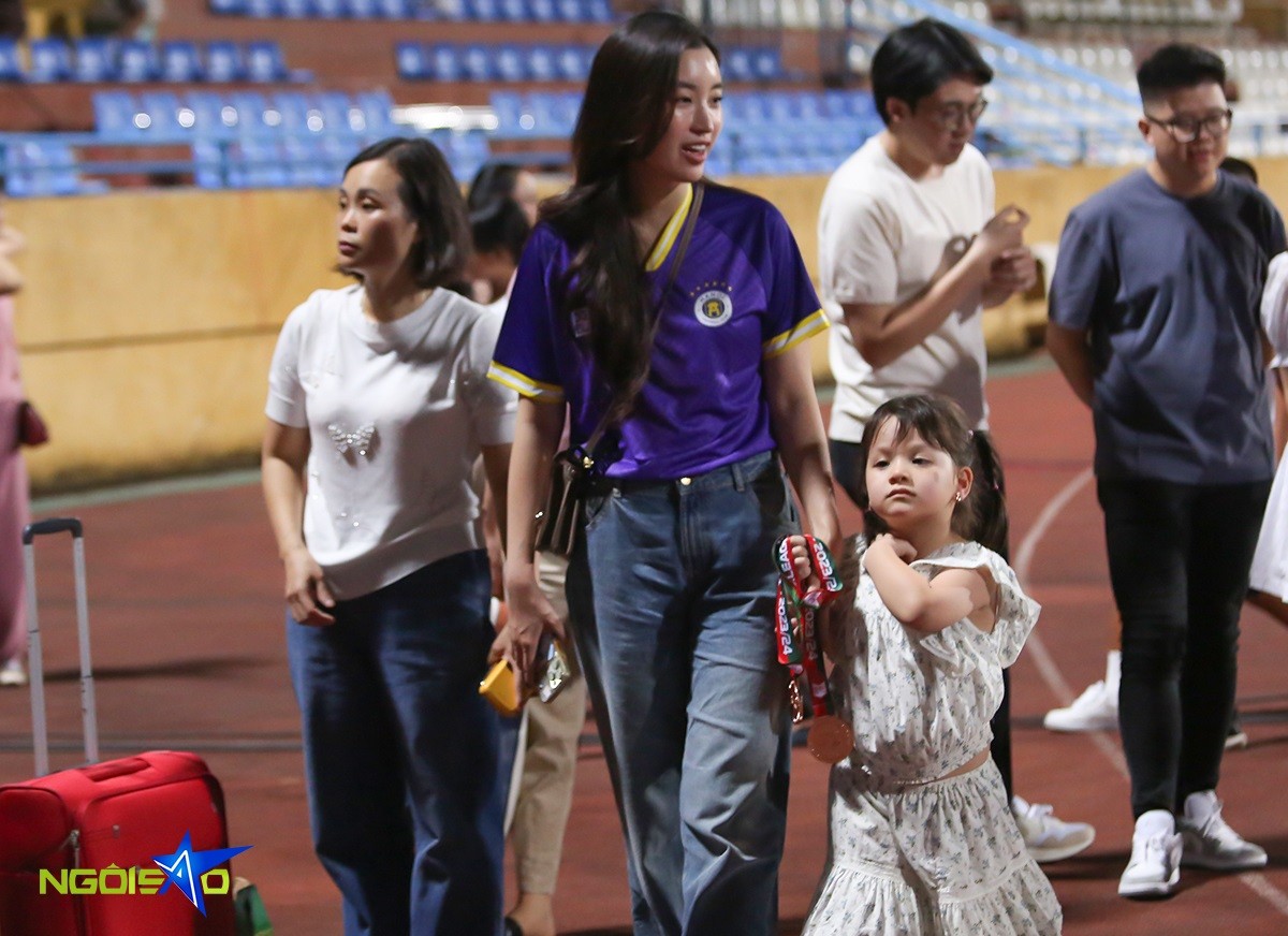 Hoa hậu Đỗ Mỹ Linh và chồng doanh nhân mừng CLB Hà Nội nhận huy chương đồng V-League 2023/24 Hoa hậu Đỗ Mỹ Linh và chồng doanh nhân mừng CLB Hà Nội nhận huy chương đồng V-League 2023/24