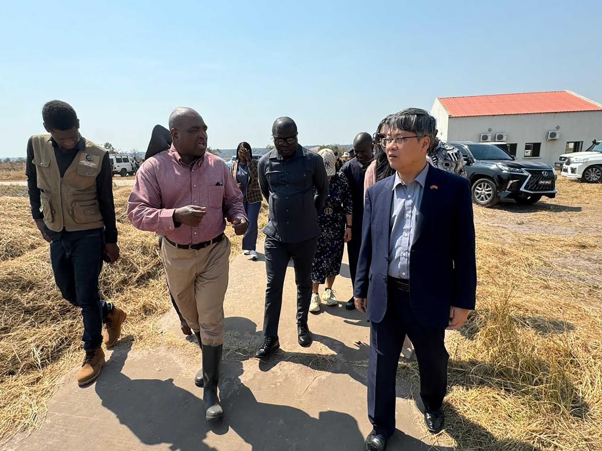 Đoàn công tác Đại sứ quán Việt Nam thăm và làm việc tại tỉnh Lunda Sul, Angola