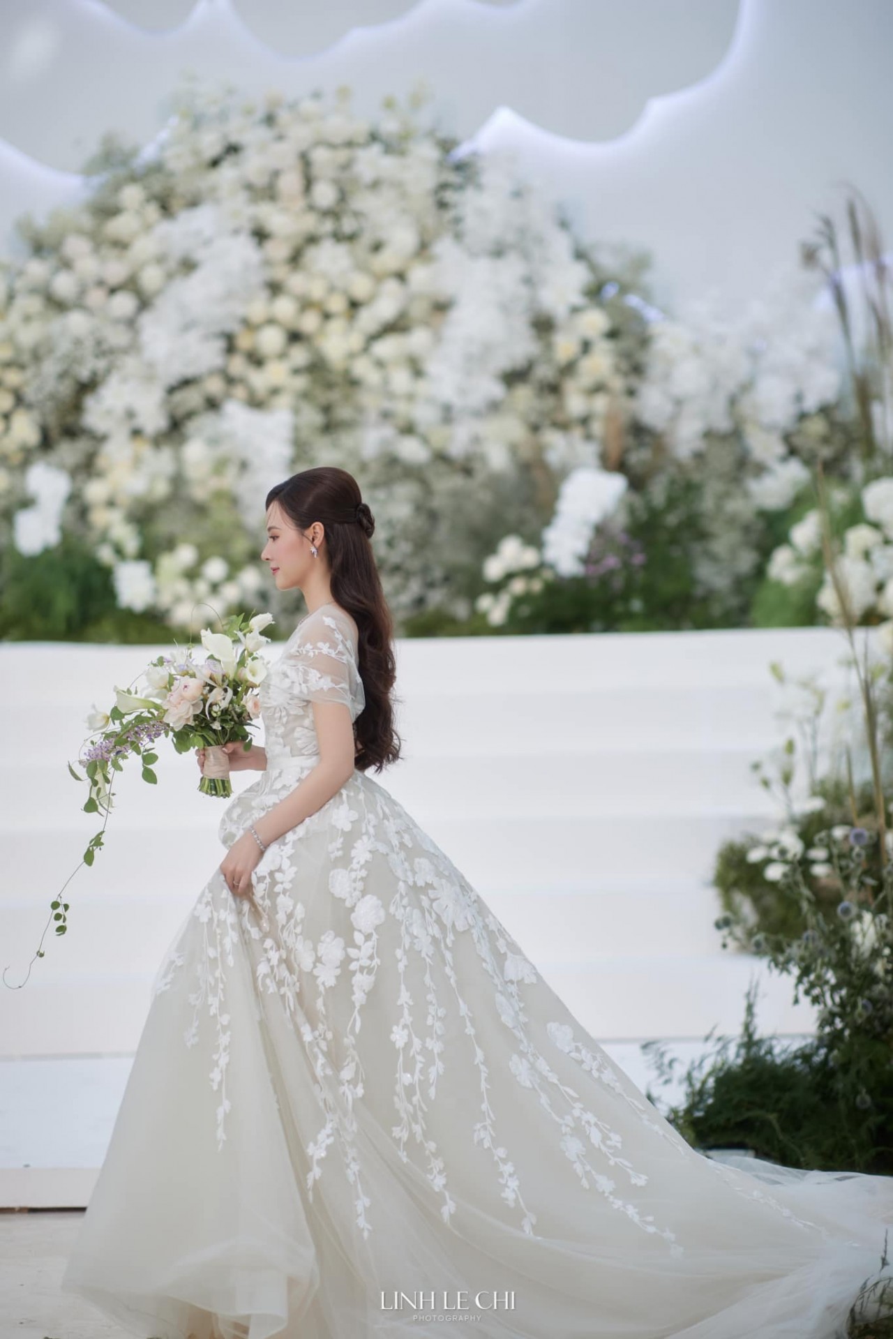 Ngắm cô dâu Midu trong loạt ảnh cưới