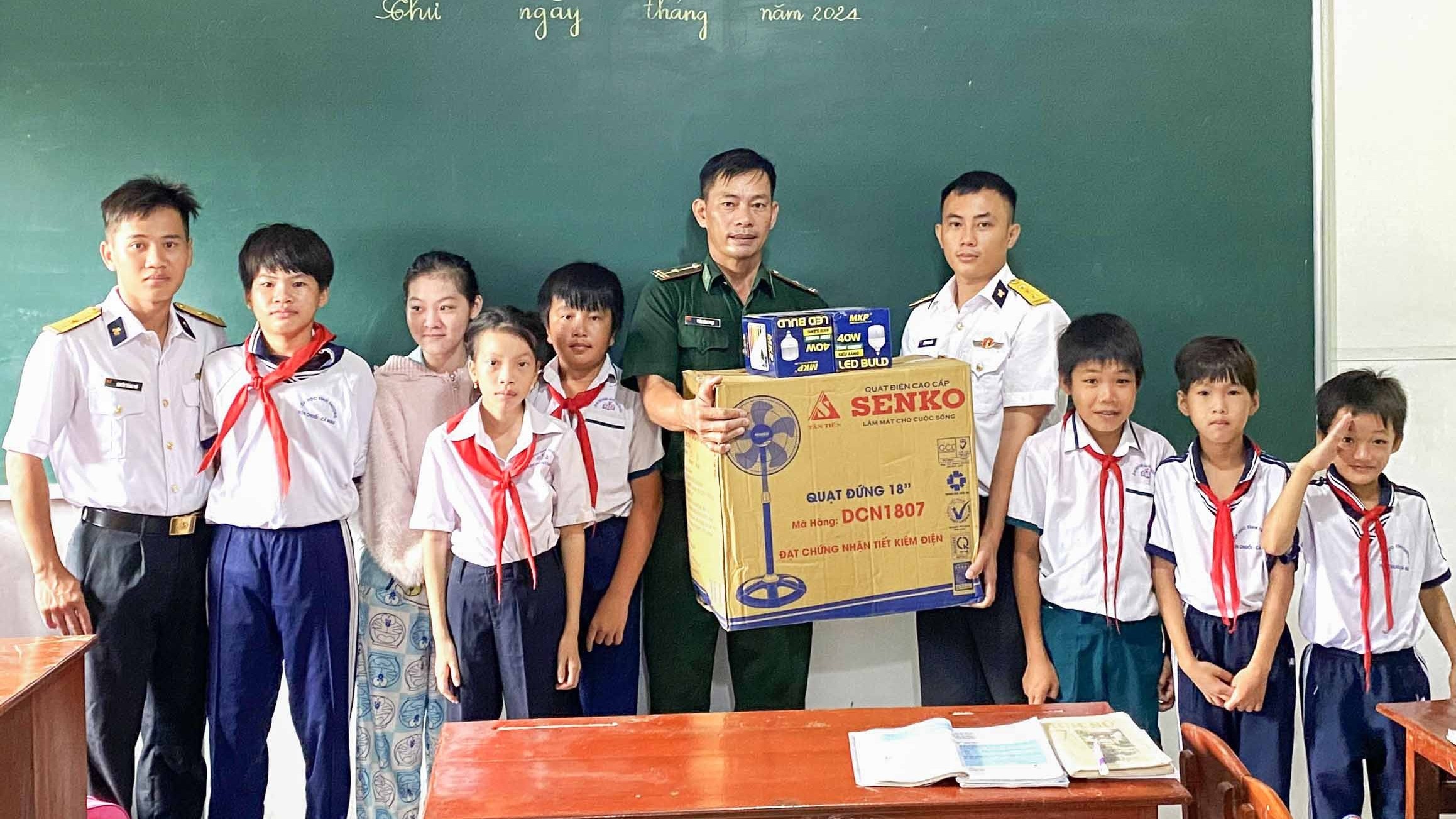 Trạm ra đa 615, Vùng 5 Hải quân tặng quà lớp học tình thương đảo Hòn Chuối