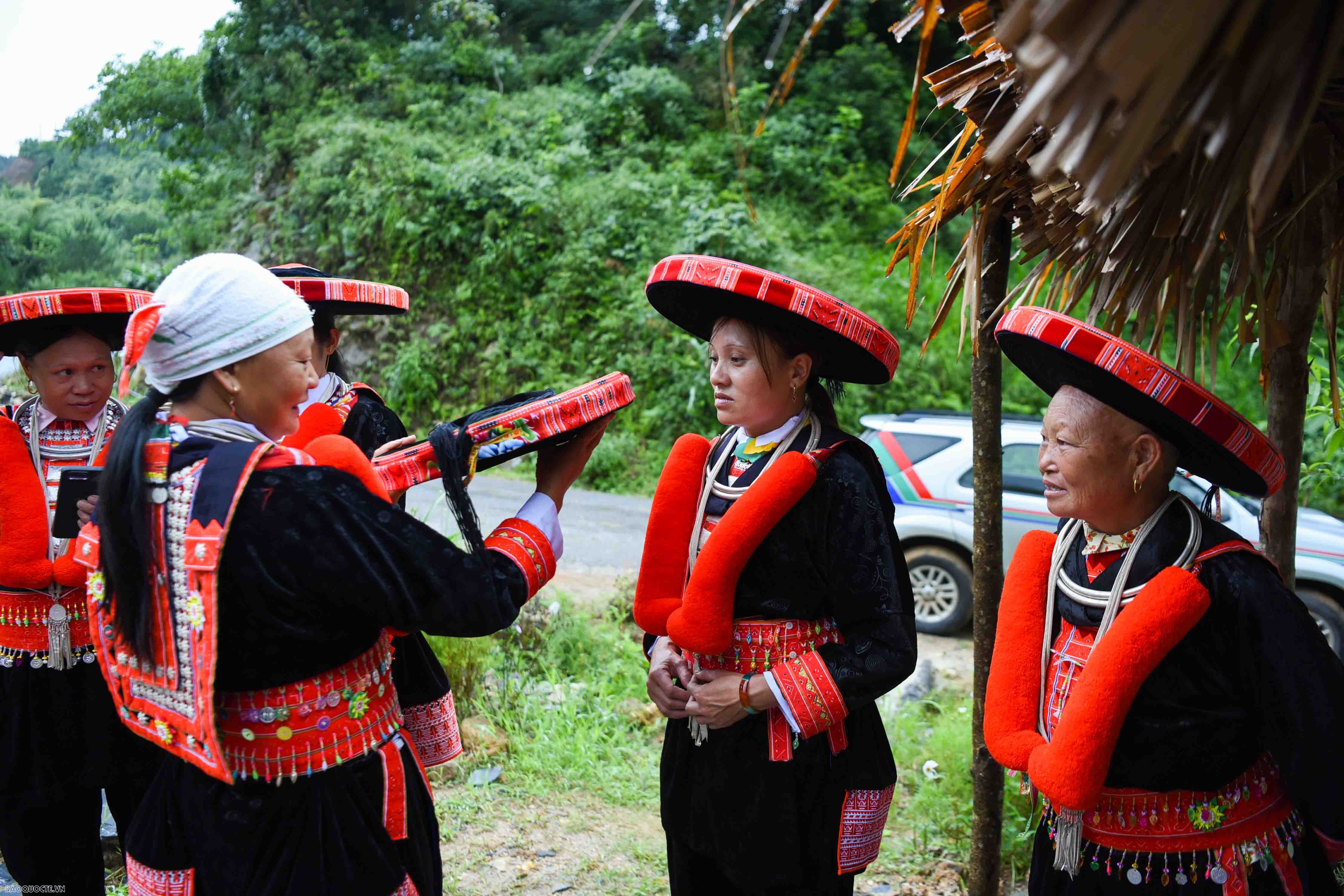 Và thông qua hoạt động của Câu lạc bộ với mong muốn từng bước tuyên truyền, vận động xóa bỏ cái tư tưởng, suy nghĩ trông chờ, ỷ lại của nhân dân đối với Đảng và nhà nước, phấn đấu tự lực vươn lên, tranh thủ sự hỗ trợ giúp đỡ của nhà nước, từng bước xóa đói giảm nghèo.