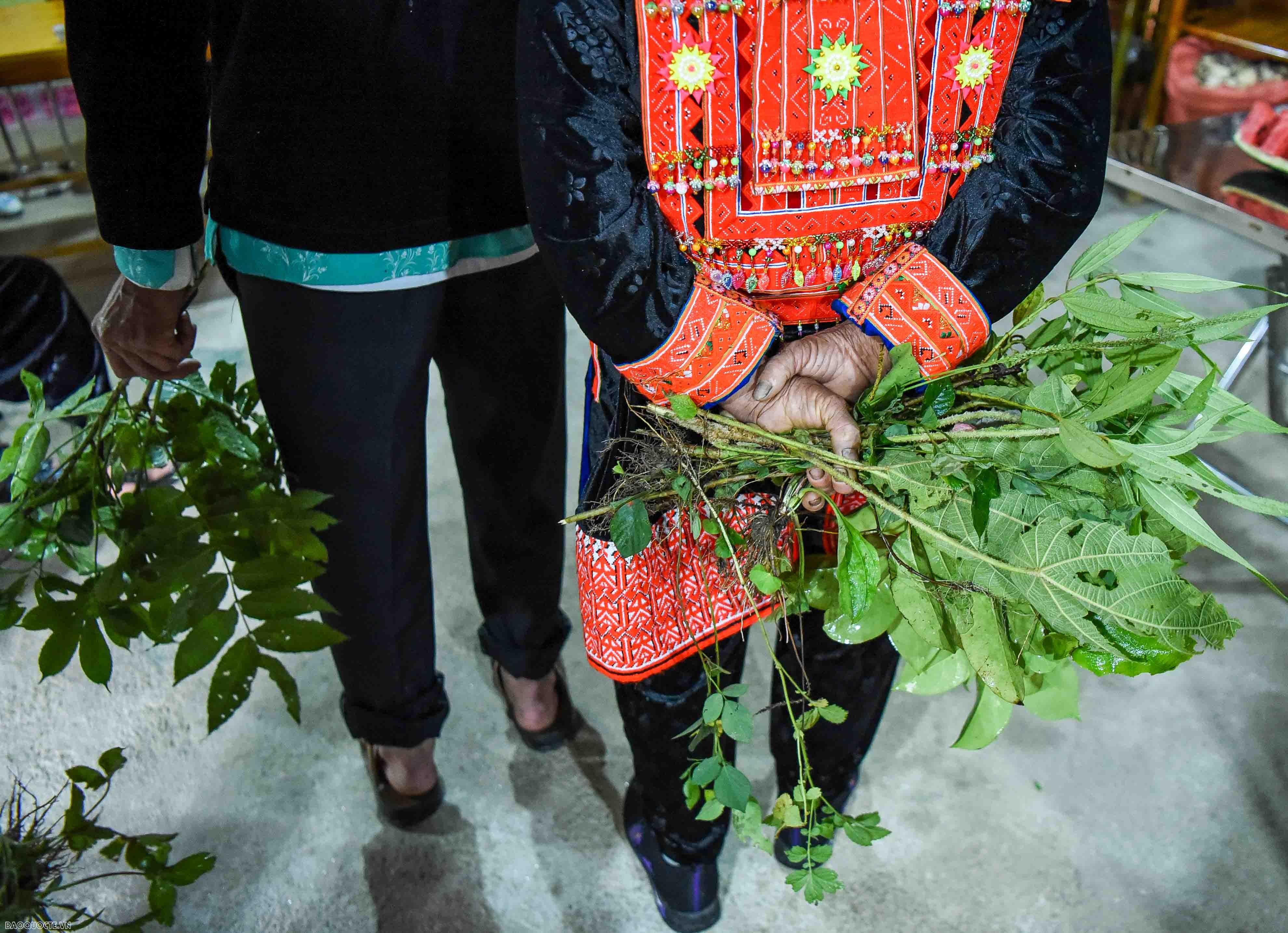 Trong đó các thành viên mỗi nhà trồng một vườn cây thuốc nam, luôn luôn sẵn sàng cung cấp cho khách hàng, bán ra thị trường với sự đảm bảo trung thực, đúng bài thuốc, khi bán sản phẩm mỗi cá nhân tự thu tiền.