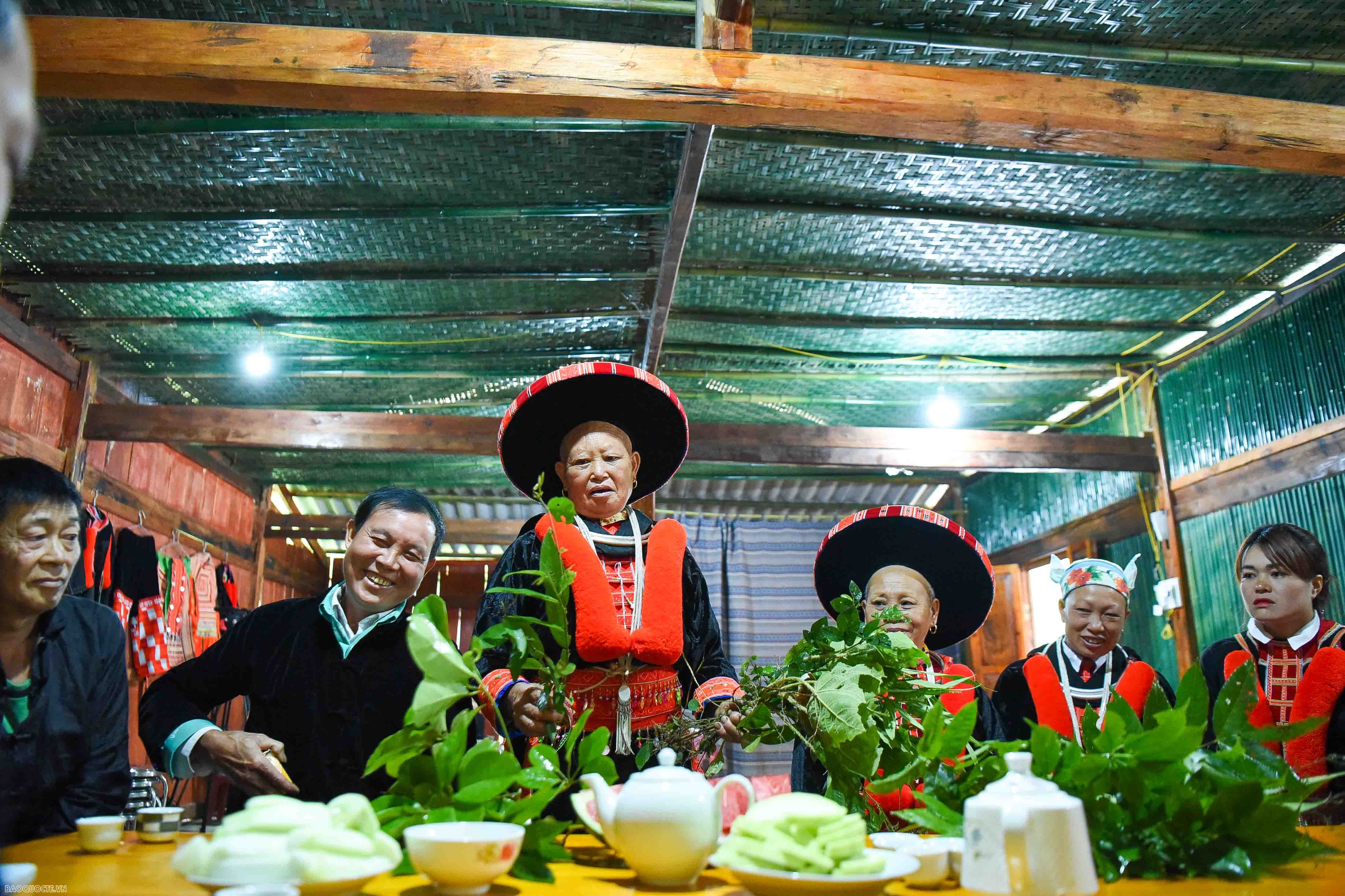 Các thành viên tham gia tự nguyện, thực hiện nghiêm túc pháp luật của Đảng, Nhà nước, giữ gìn đúng truyềnn thống cổ truyền của dân tộc Dao đỏ. Các thành viên không góp vốn nhưng góp sức cùng đoàn kết, đồng thuận. Trong đó các thành viên mỗi nhà trồng một vườn cây thuốc nam, luôn luôn sẵn sàng cung cấp cho khách hàng, bán ra thị trường với sự đảm bảo trung thực, đúng bài thuốc, khi bán sản phẩm mỗi cá nhân tự thu tiền.