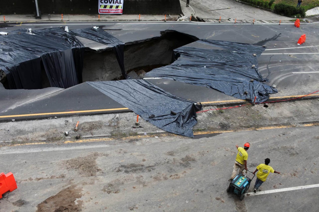 Ám ảnh kinh hoàng với những hố sụt tử thần khổng lồ trên thế giới