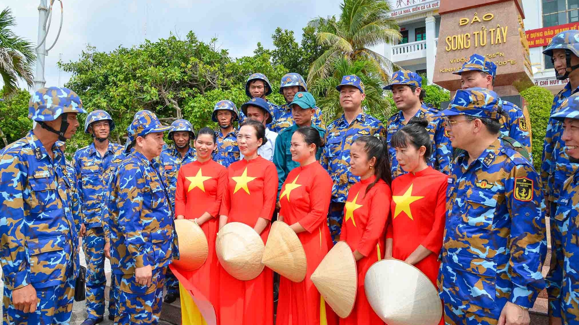 Tư lệnh Hải quân giao quân và dân Trường Sa làm tốt nhiệm vụ bảo vệ 'phên giậu', chủ quyền của Tổ quốc