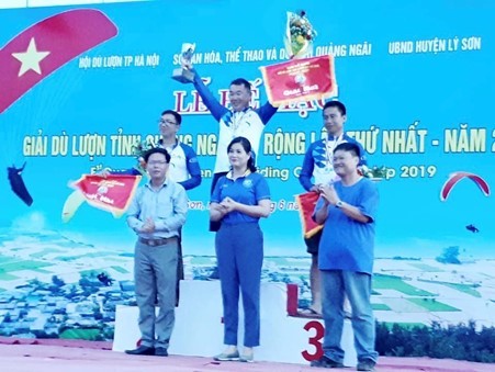 Vận động viên Hàn Quốc đoạt giải nhất tại Giải Dù lượn quốc tế năm 2019 tại đảo lý Sơn. Vận động viên Hàn Quốc đoạt giải nhất tại Giải Dù lượn quốc tế năm 2019 tại đảo lý Sơn.