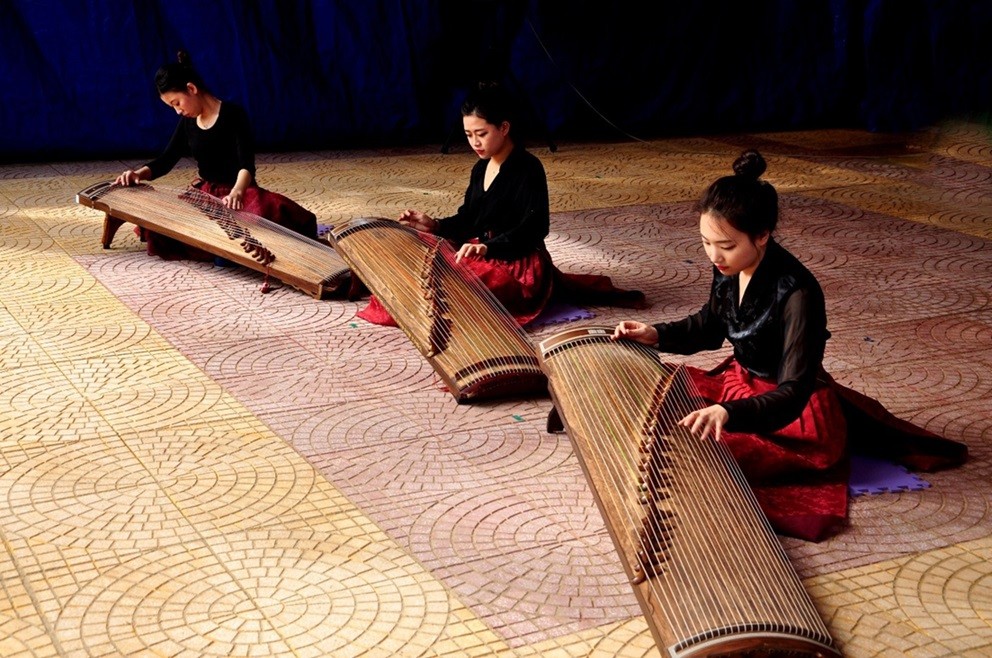 Biểu diễn giao lưu đàn dây Hàn Quốc tại Quảng Ngãi năm 2011. (Ảnh: Đăng Lâm) Biểu diễn giao lưu đàn dây Hàn Quốc tại Quảng Ngãi năm 2011. (Ảnh: Đăng Lâm)