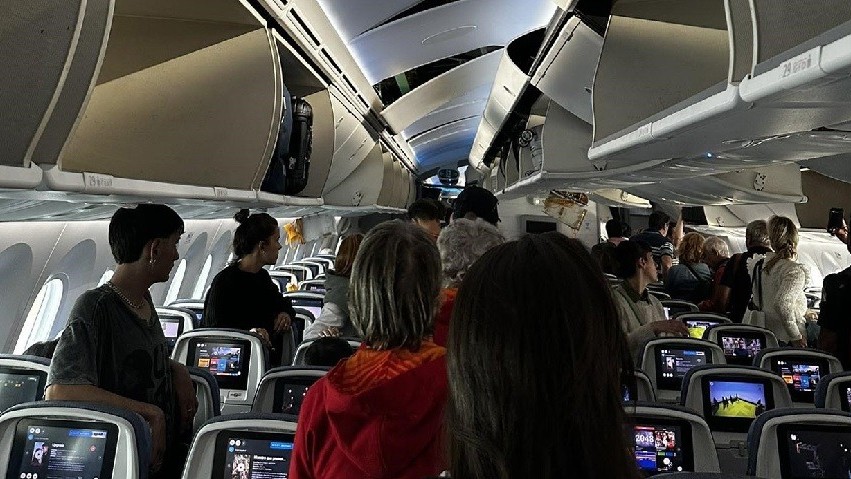 Máy bay Boeing 787-9 Dreamliner gặp sự cố phải hạ cánh khẩn, ít nhất 30 người bị thương