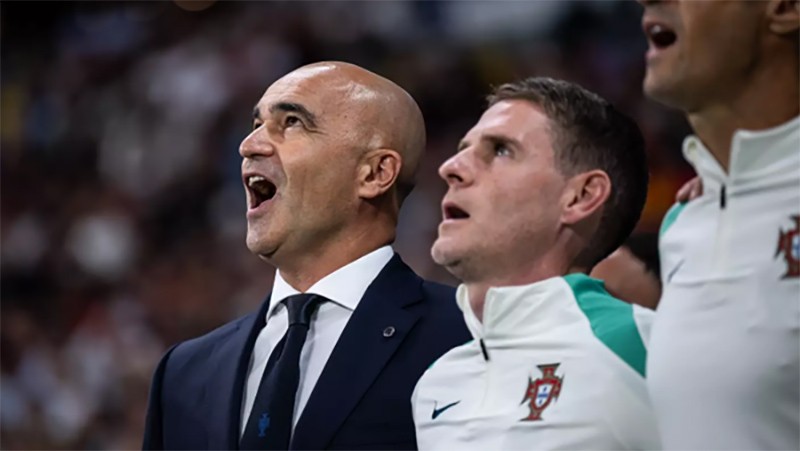 HLV Roberto Martinez hát vang quốc ca Bồ Đào Nha. HLV Roberto Martinez hát vang quốc ca Bồ Đào Nha.