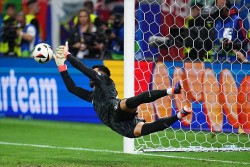 Thủ môn Diogo Costa lập 2 kỷ lục nhờ màn trình diễn siêu hạng ở trận gặp Slovenia