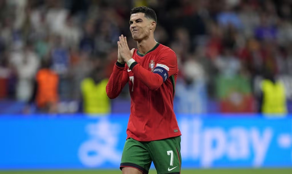 Ronaldo xác nhận dự kỳ EURO cuối cùng, 'tuyên chiến' với tuyển Pháp Ronaldo xác nhận dự kỳ EURO cuối cùng, 'tuyên chiến' với tuyển Pháp
