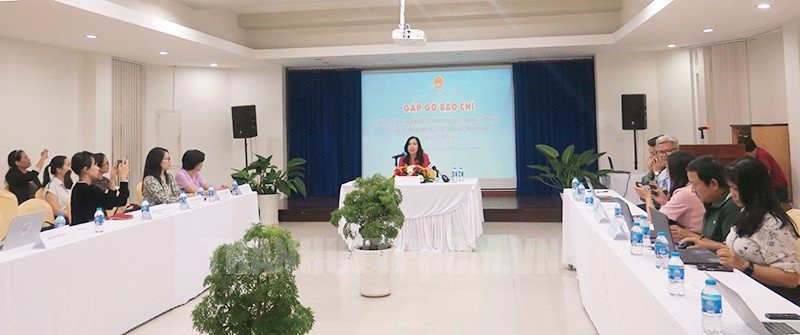 Thứ trưởng Bộ Ngoại giao Lê Thị Thu Hằng làm việc tại TP. Hồ Chí Minh Thứ trưởng Bộ Ngoại giao Lê Thị Thu Hằng làm việc tại TP. Hồ Chí Minh