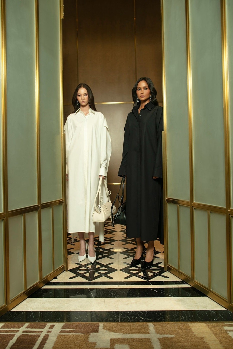 H'Hen Niê diễn đôi cùng một người mẫu nước ngoài.