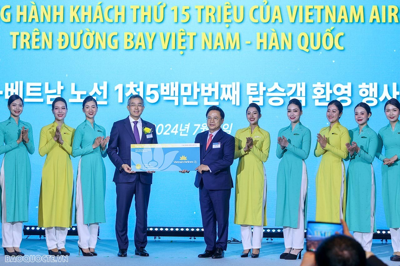 Chào đón hành khách thứ 15 triệu giữa Việt Nam và Hàn Quốc của hãng hàng không Vietnam Airlines. Chào đón hành khách thứ 15 triệu giữa Việt Nam và Hàn Quốc của hãng hàng không Vietnam Airlines.