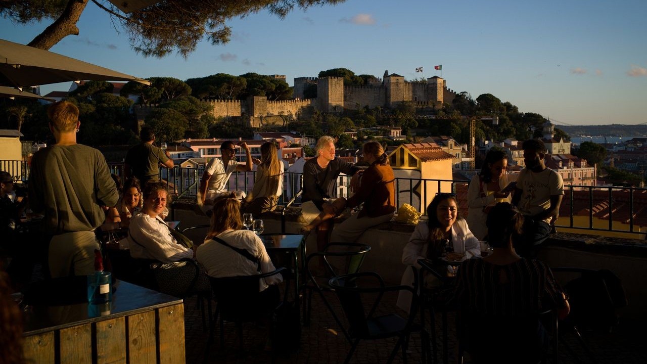 Quên Đức đi, đây mới là động lực kinh tế mới của châu Âu; ý kiến trái chiều từ ‘cơn sốt Địa Trung Hải’ mang tên ‘khách du lịch Mỹ’