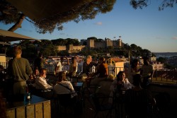 Quên Đức đi, đây mới là động lực kinh tế mới của châu Âu; ý kiến trái chiều từ ‘cơn sốt Địa Trung Hải’ mang tên ‘khách du lịch Mỹ’