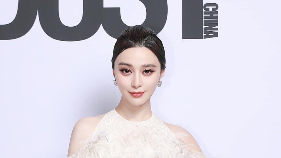 Dự sự kiện thời trang, Phạm Băng Băng sang trọng nổi bật với đầm trắng điệu đà