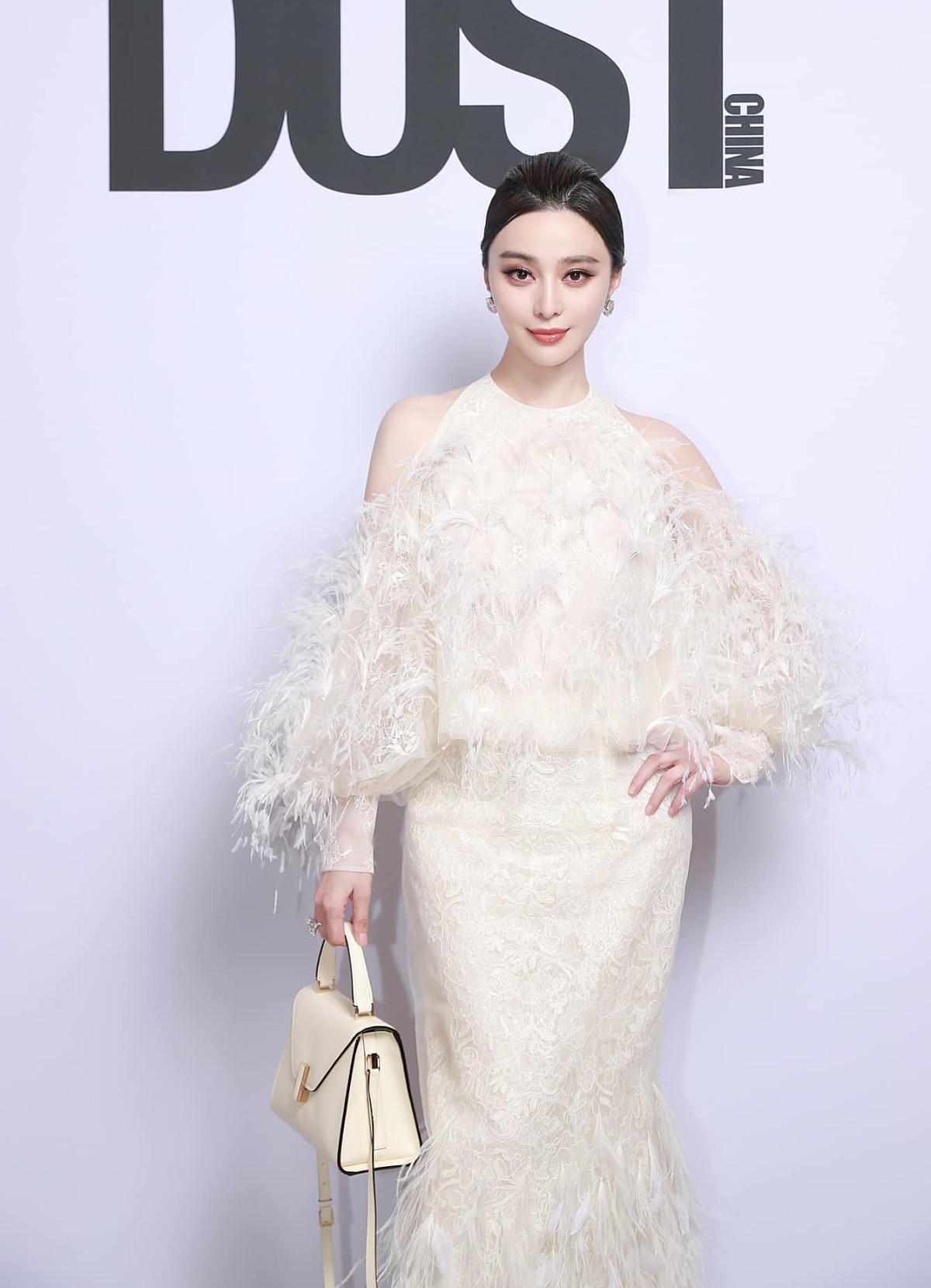 Dự sự kiện thời trang, Phạm Băng Băng sang trọng nổi bật với đầm trắng điệu đà