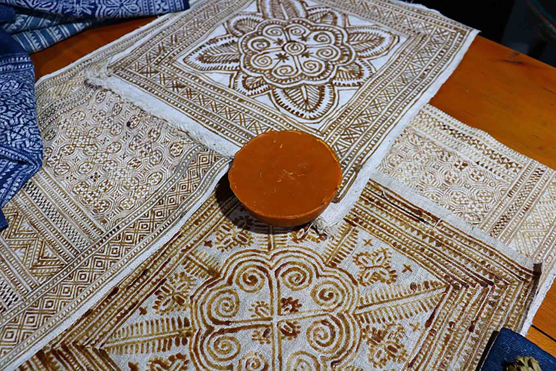 Người giữ lửa nghề dệt lanh Lùng Tám Người giữ lửa nghề dệt lanh Lùng Tám