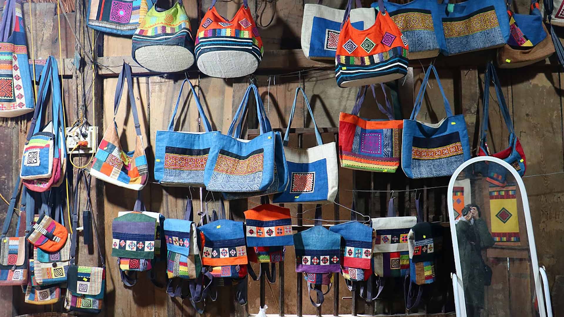 Các họa tiết và các sản phẩm phong phú tại hợp tác xã dệt. (Ảnh: Minh Tâm) Các họa tiết và các sản phẩm phong phú tại hợp tác xã dệt. (Ảnh: Minh Tâm)