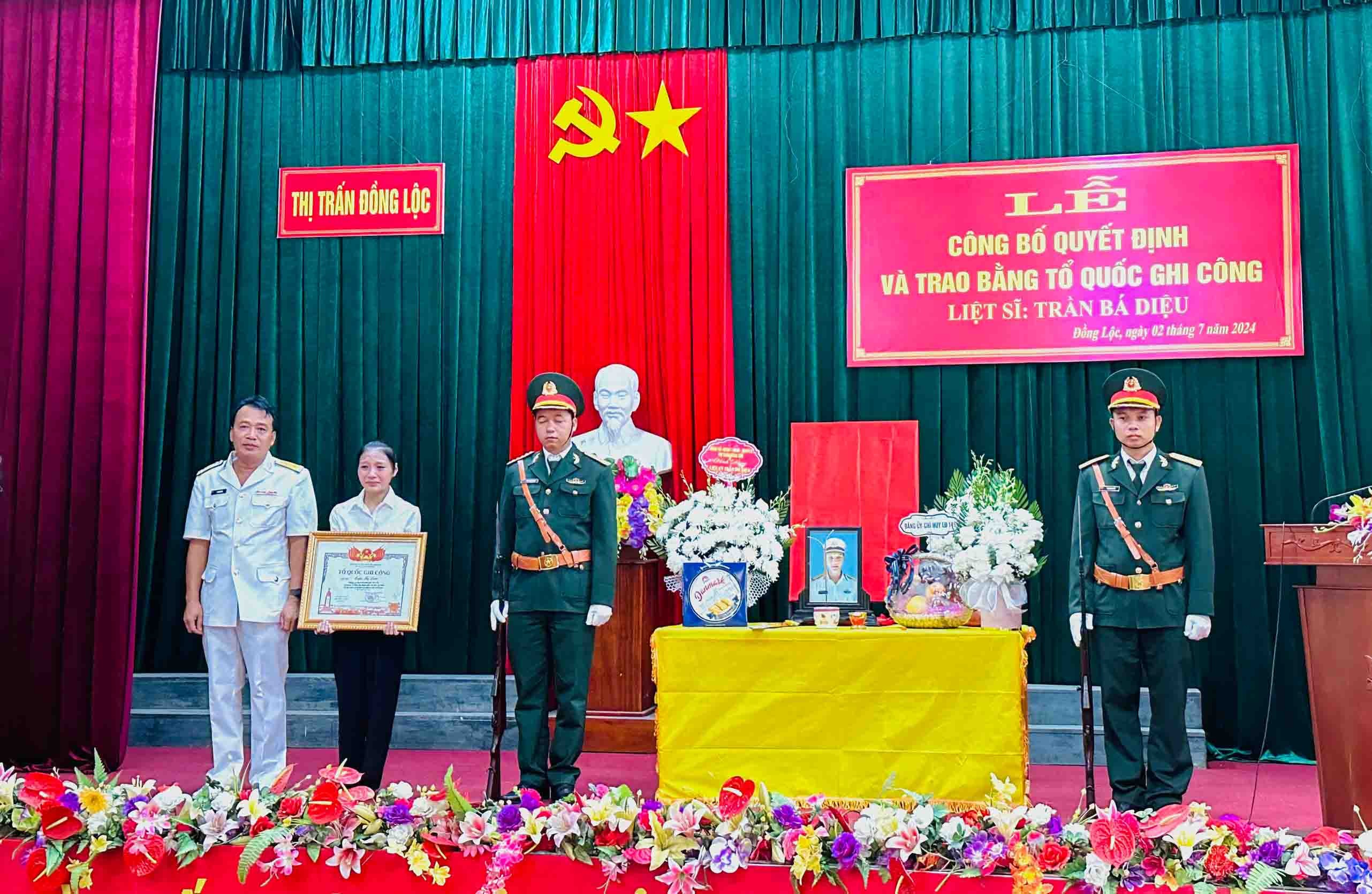 Trao Bằng “Tổ quốc ghi công” các liệt sĩ hy sinh tại Trường Sa Trao bằng Tổ quốc ghi công các liệt sĩ hy sinh tại Trường Sa