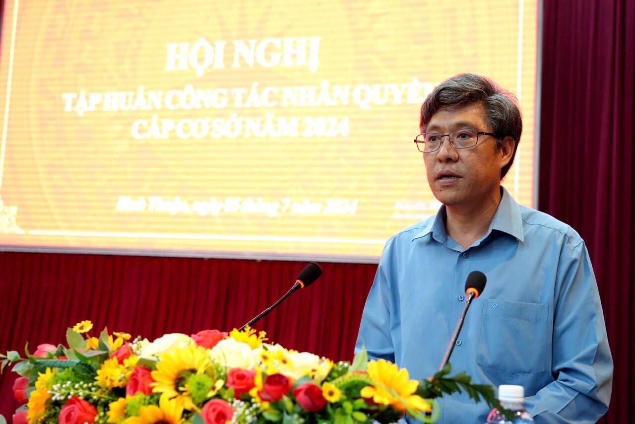 Ông Nguyễn Minh, Phó Chủ tịch UBND tỉnh, Trưởng Ban chỉ đạo Nhân quyền tỉnh Bình Thuận phát biểu khai mạc Hội nghị. (Nguồn: BTC) Ông Nguyễn Minh, Phó Chủ tịch UBND tỉnh, Trưởng Ban chỉ đạo Nhân quyền tỉnh Bình Thuận phát biểu khai mạc Hội nghị. (Nguồn: BTC)