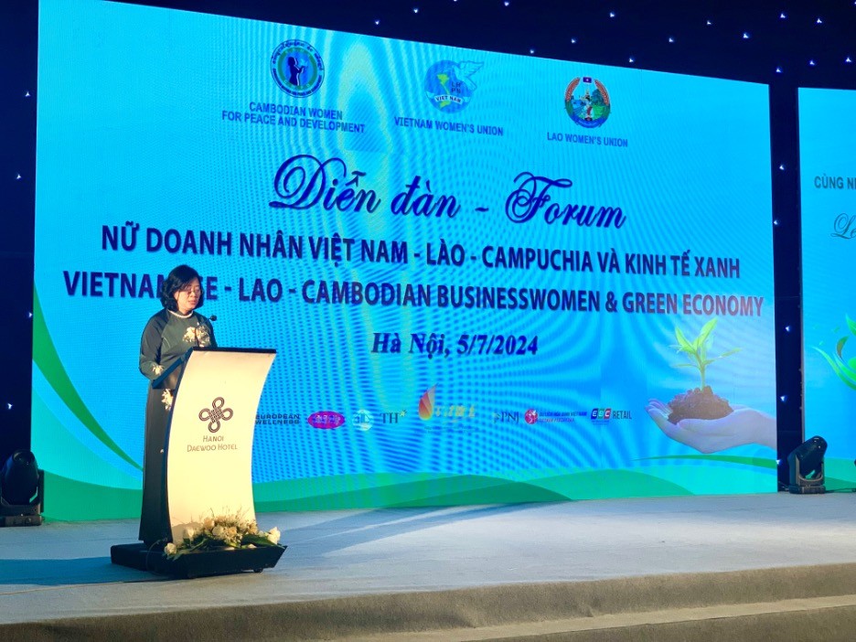 Bà Bùi Thị Minh Hoài, Ủy viên Bộ Chính trị, Bí thư Trung ương Đảng, Trưởng Ban Dân vận Trung ương phát biểu chào mừng Diễn đàn.