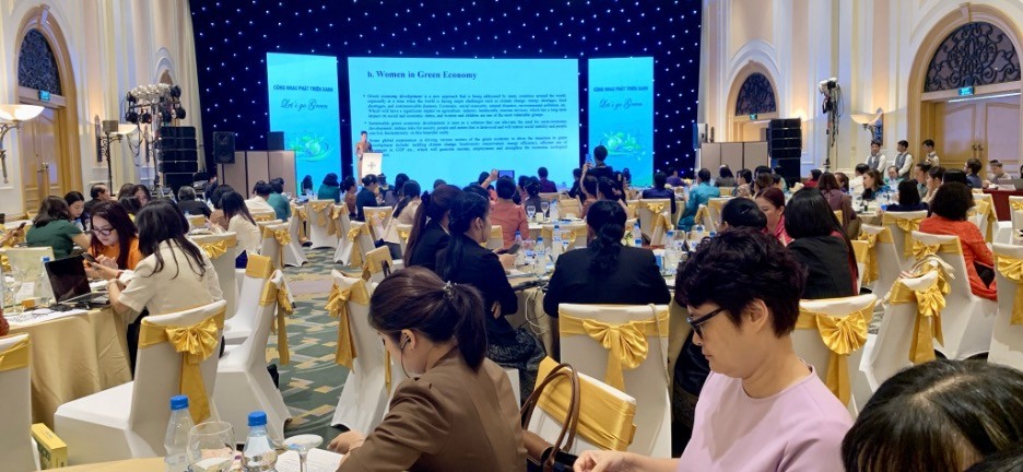 bà Koung Sorita, Quốc vụ khanh Bộ Các vấn đề phụ nữ Campuchia phát biểu tham luận.