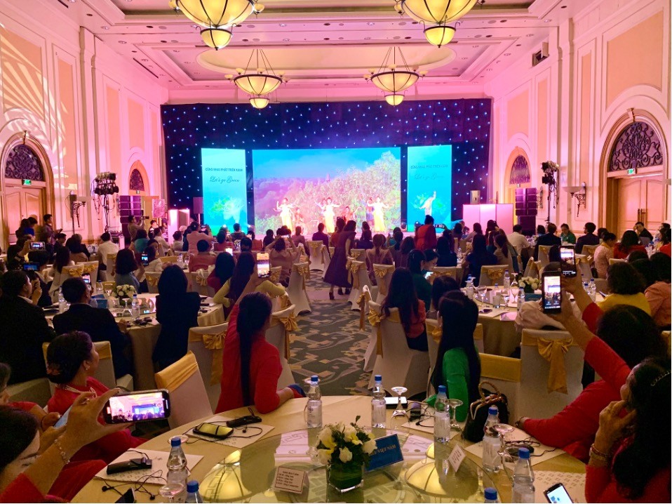 Các tiết mục văn nghệ chào mừng Diễn đàn của các nữ doanh nhân ba nước Việt Nam-Lào-Campuchia.