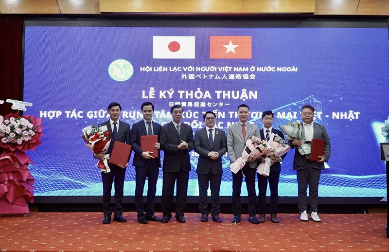 Chủ tịch Nguyễn Phú Bình và TLS Ngô Trịnh Hà tặng hoa chúc mừng các nhân sự được bổ nhiệm.