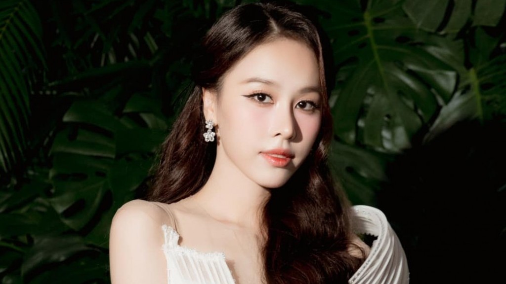 Á hậu Ngọc Hằng chuộng thiết kế xẻ cao, tôn vóc dáng mảnh mai