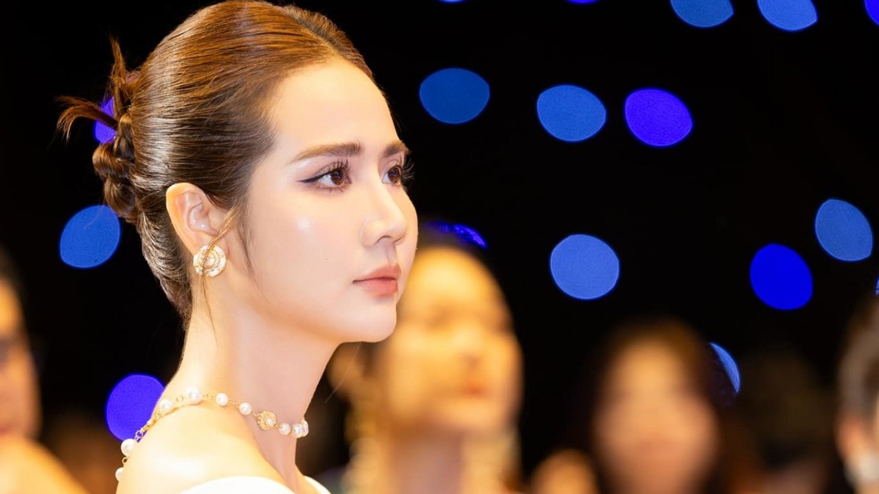 Diễn viên Phan Minh Huyền khoe lưng ong, vai trần