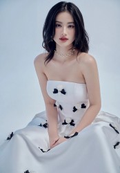 Sao Việt: Hoa hậu Ý Nhi trẻ trung, xinh đẹp; MC Mai Ngọc tạo dáng bên hoa