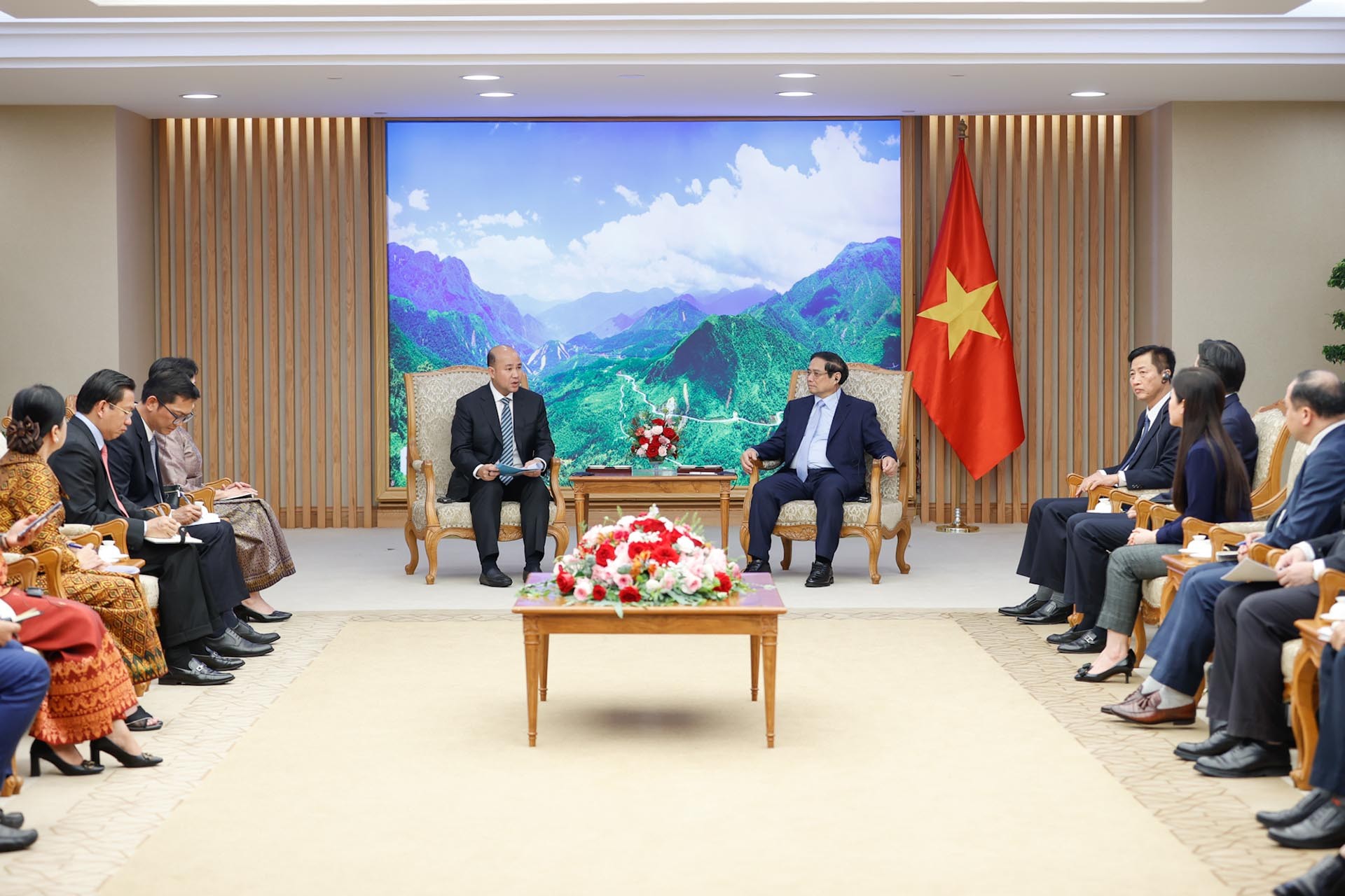 Việt Nam-Campuchia chia sẻ kinh nghiệm, triển khai những hoạt động thiết thực để nâng cao chất lượng công tác dân vận Việt Nam-Campuchia chia sẻ kinh nghiệm, triển khai những hoạt động thiết thực để nâng cao chất lượng công tác dân vận