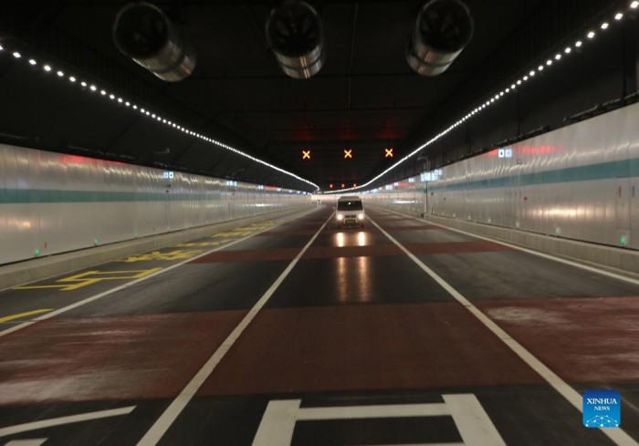 Trung Quốc xây dựng tuyến đường đầu tiên chạy thẳng dưới sông băng Trung Quốc xây dựng tuyến đường đầu tiên chạy thẳng dưới sông băng