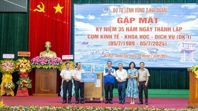 Bộ tư lệnh Vùng 2 Hải quân kỷ niệm 35 năm thành lập nhà giàn DK1